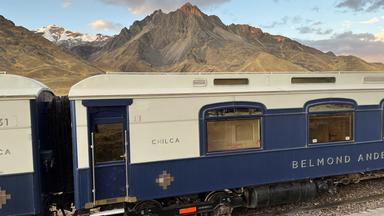 Ein Zug steht vor einem Bergpanorama