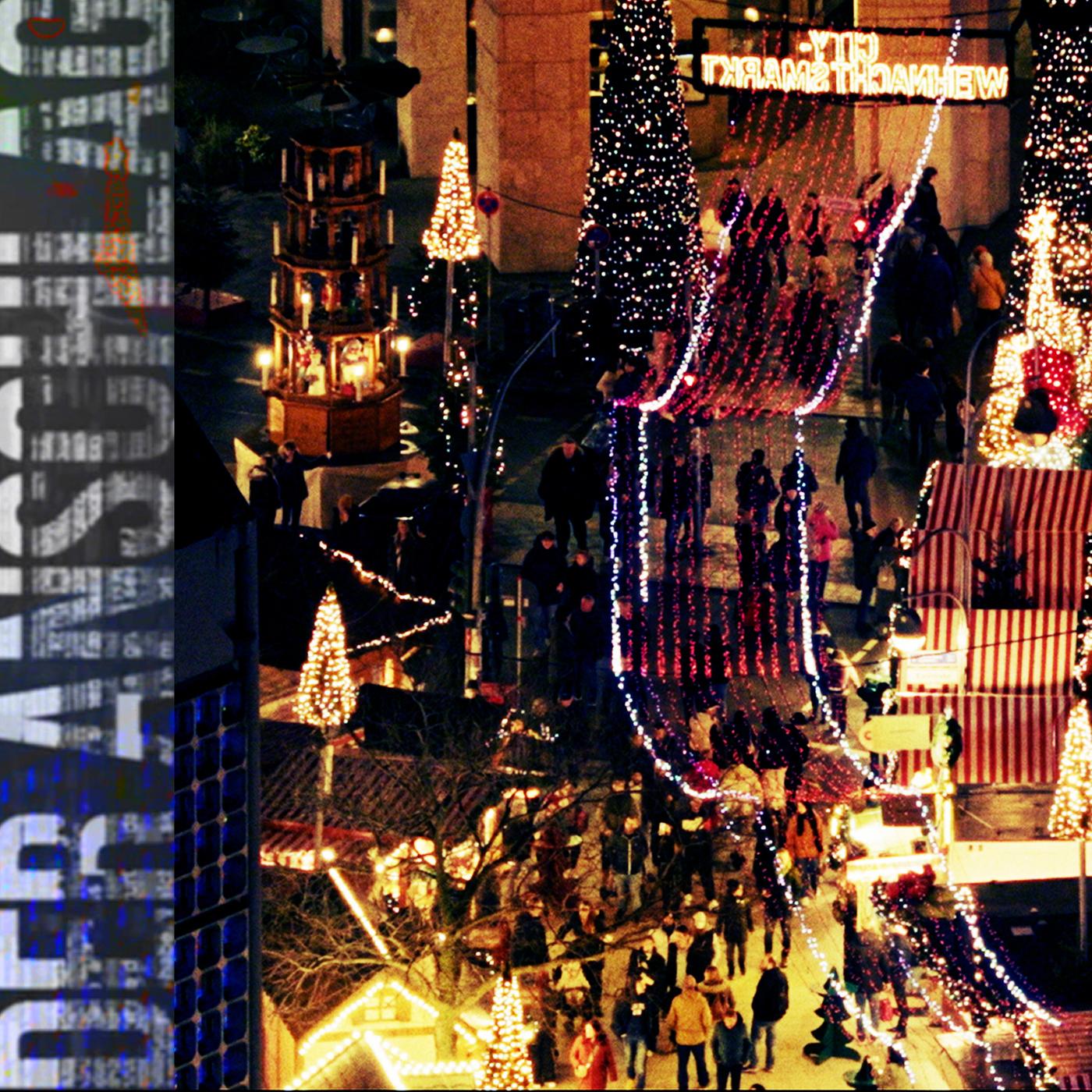 Montage Weihnachtsmarkt auf dem Breitscheidplatz im Dezember 2016 und der LKW nach dem Anschlag im Vordergrund