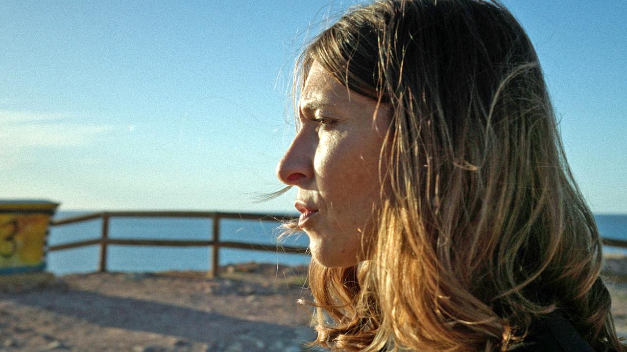 Elisabetta im Profil, im Hintergrund Meer.