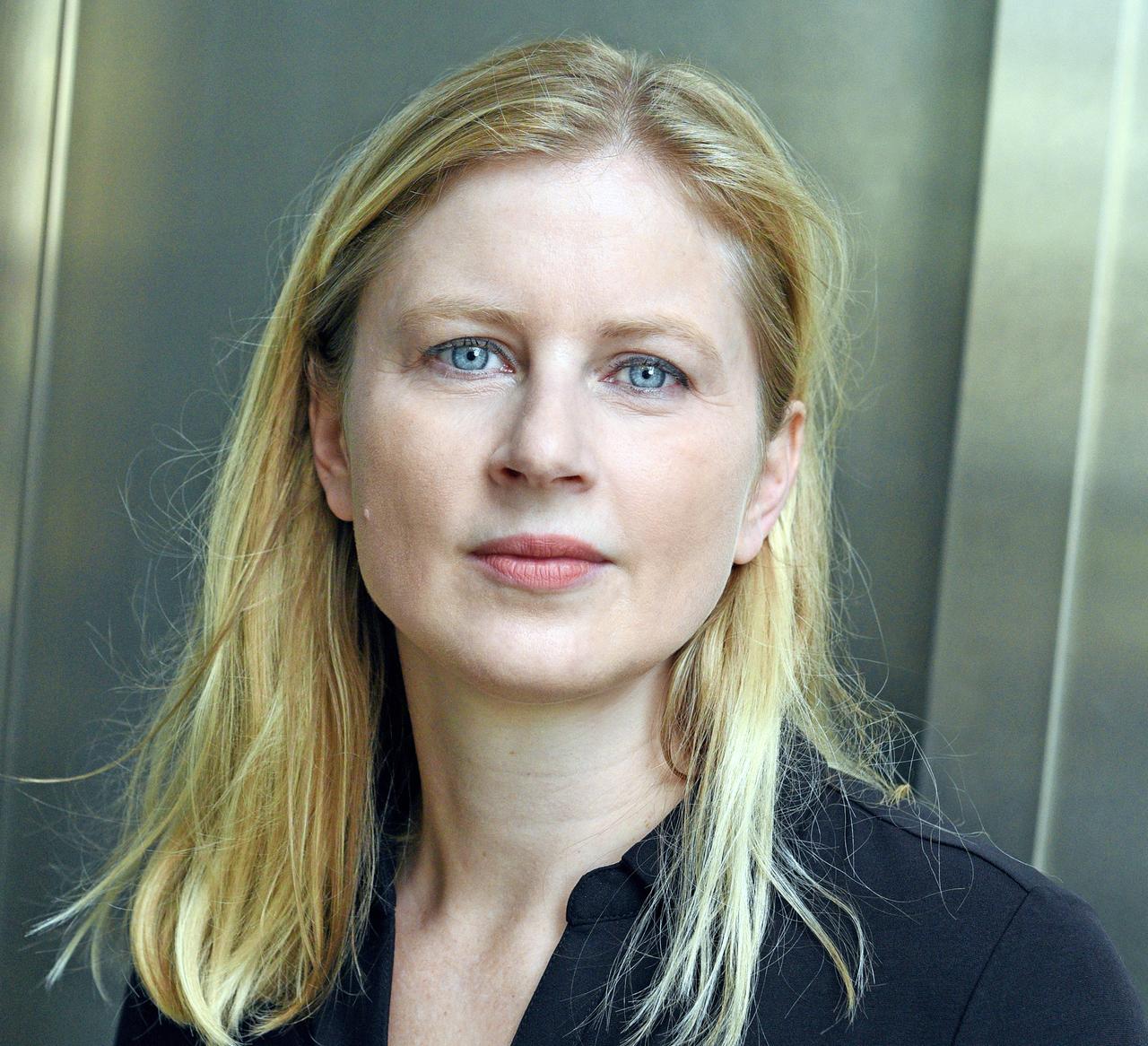 Porträtfoto von Astrid Schult, einer jungendlich wirkenden Frau mit langen blonden Haaren, die mit freundlichem, offenen Blick in die Kamera schaut.