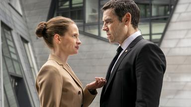 Ein Mann und eine Frau stehen sich gegenüber.