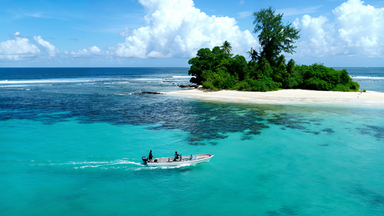 Kleine Insel, davor ein Boot