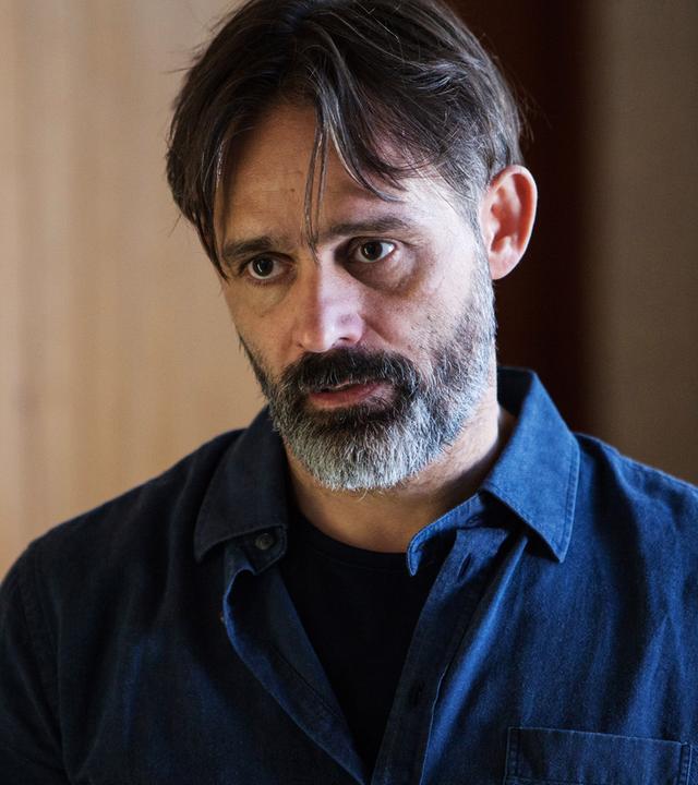 Finnur (Baltasar Kormákur) in Nahaufnahme.
