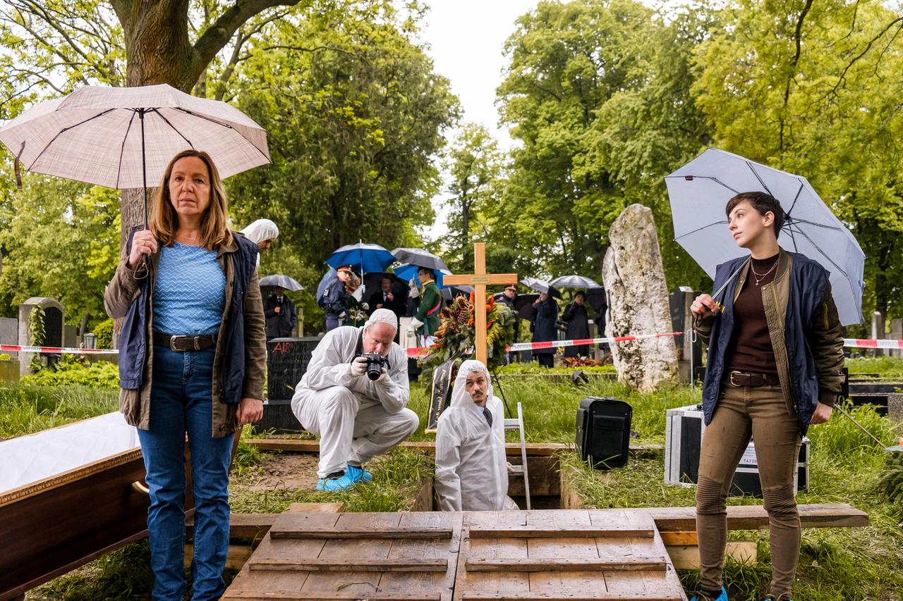Im Bild: Susi Stach (Gerti Bruckner, li.), Tanja Raunig (Heidi Mai, re.).