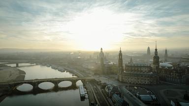 Stadtpanorama mit Elbe im Abendlicht