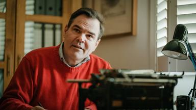 Uwe Tellkamp an Schreibmaschine