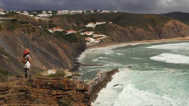 Das Dorf Arrifana, ein Surfspot an der Westküste der Algarve.
