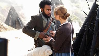 Ein Mann und eine Frau blicken sich besorgt an.