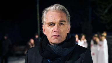 Mann mit fragendem Gesichtsausdruck.