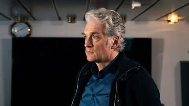 Kommissar Robert Anders (Walter Sittler) ist starr vor Angst um seinen Sohn, der an Bord der Fähre verschwunden ist und den Mord gesehen haben könnte.