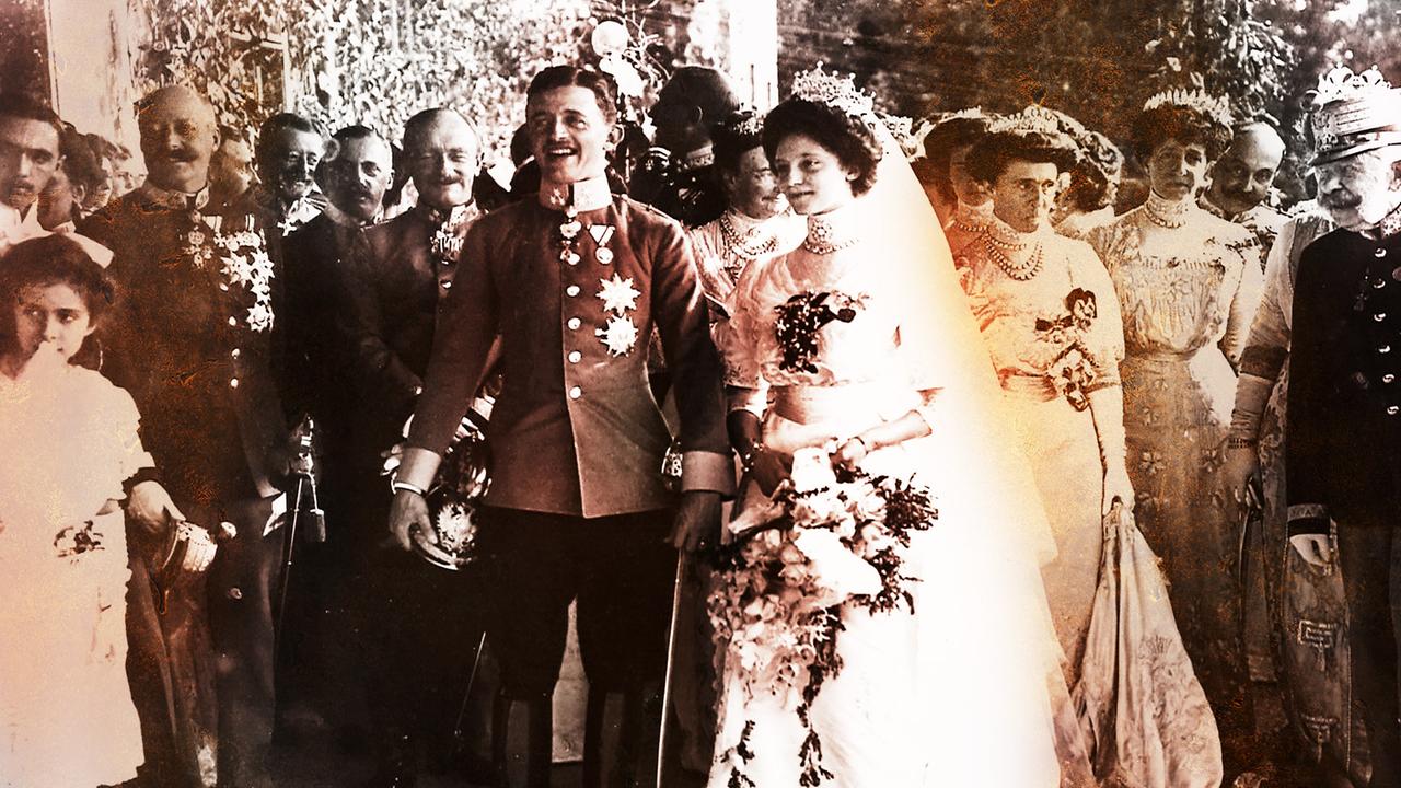 Ein bräunlich eingefärbtes schwarz-weiss Bild einer Hochzeitsgesellschaft mit Brautpaar im Mittelpunkt