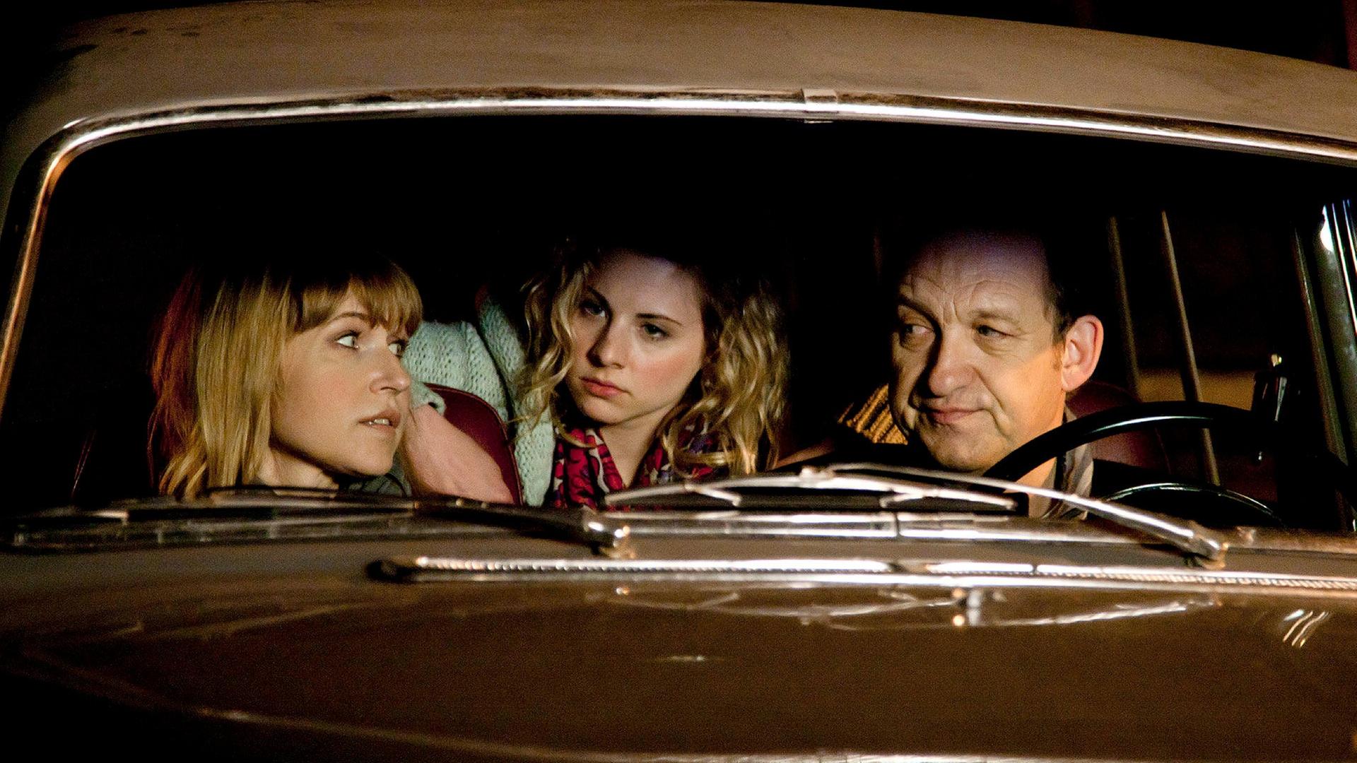 Rita (Anica Dobra) und Robert (Peter Heinrich Brix) Ritas Tochter Jule (Julia Schäfle, hinten) in einem Auto, konnten sich im letzten Moment aus der Gewalt einer Ganovenclique befreien.
