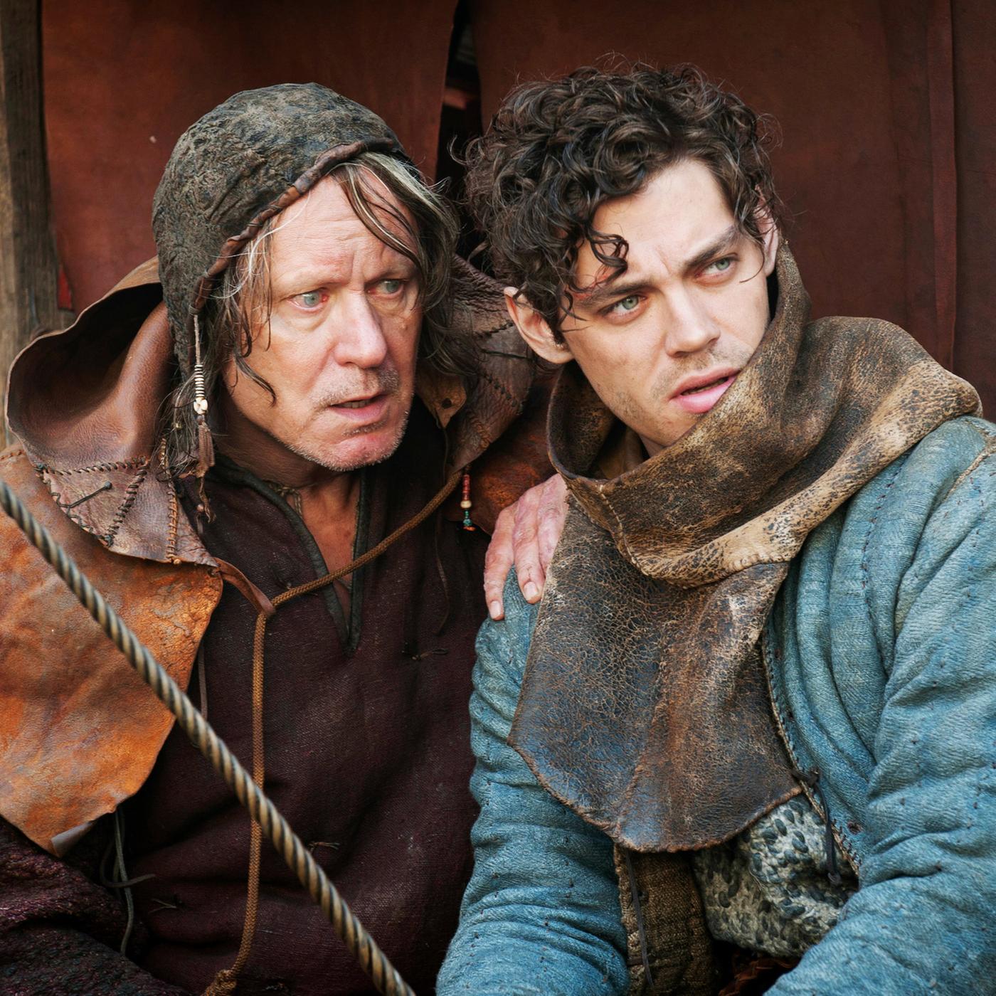 Rob (Tom Payne, re.) sitzt neben Bader.