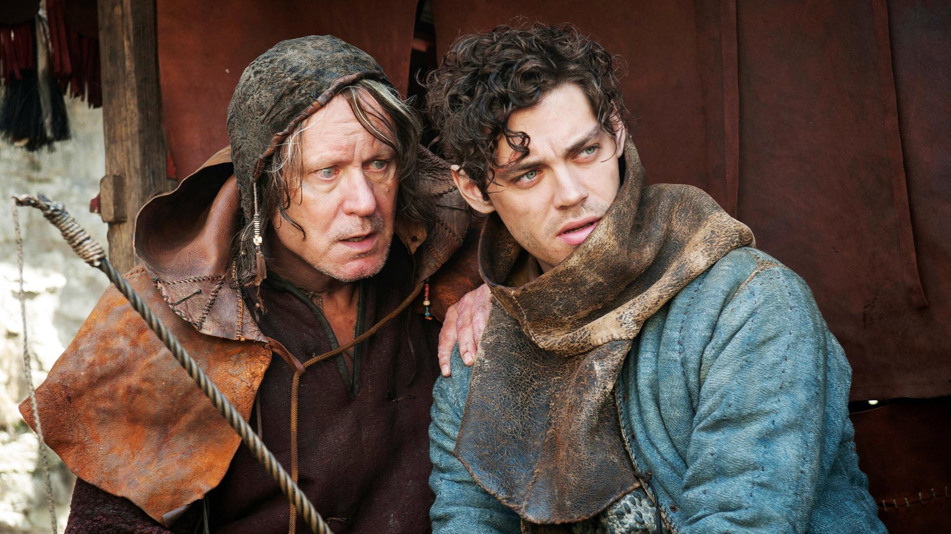 Rob (Tom Payne, re.) sitzt neben Bader.