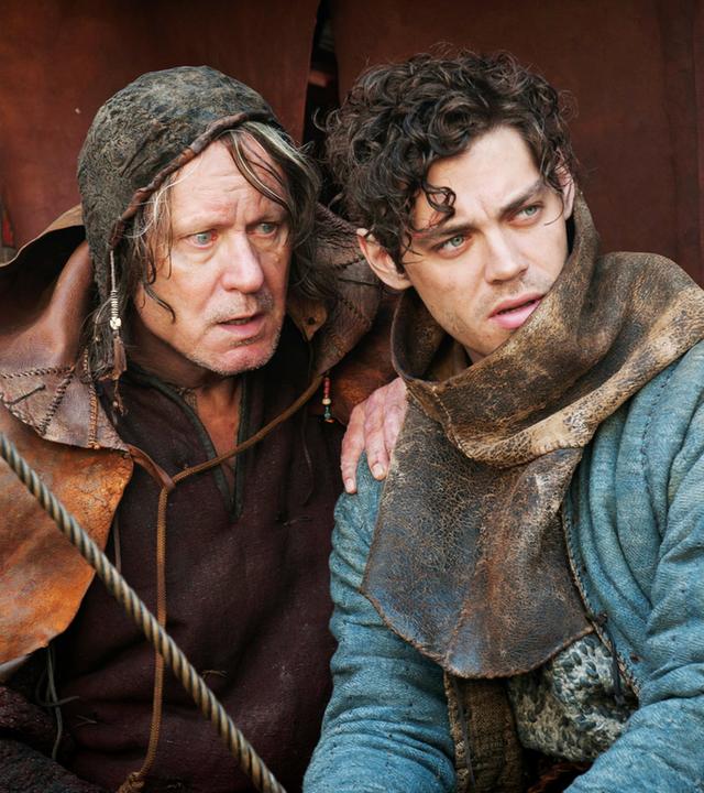 Rob (Tom Payne, re.) sitzt neben Bader.