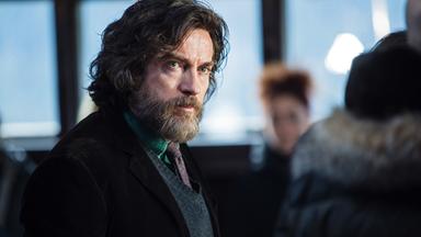 Prof. Loris Martini (Alessio Boni) in Nahaufnahme.