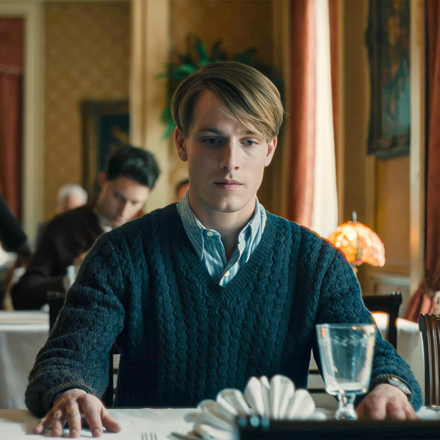 Junger Mann sitzt in einem Restaurant am Tisch.