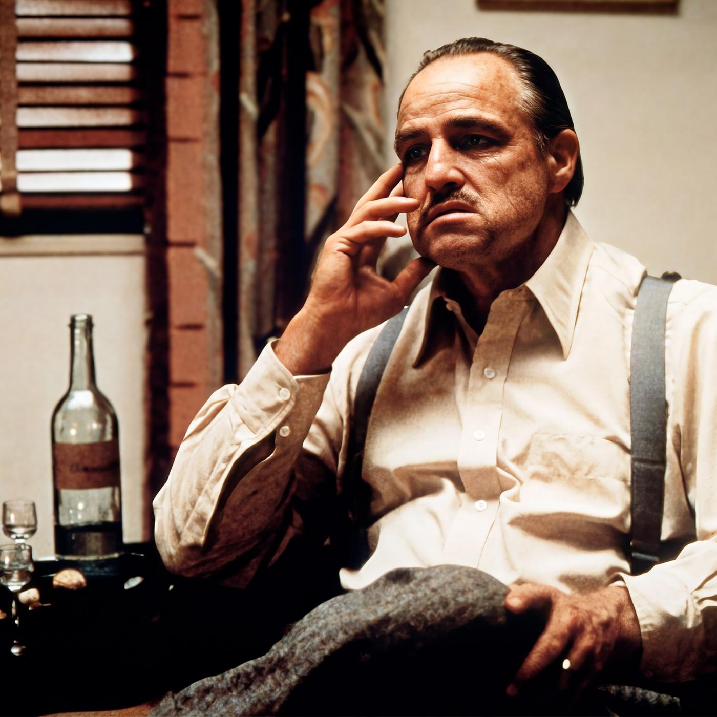 Ein Mann sitzt an einem Tisch.