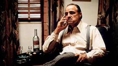 Ein Mann sitzt an einem Tisch.