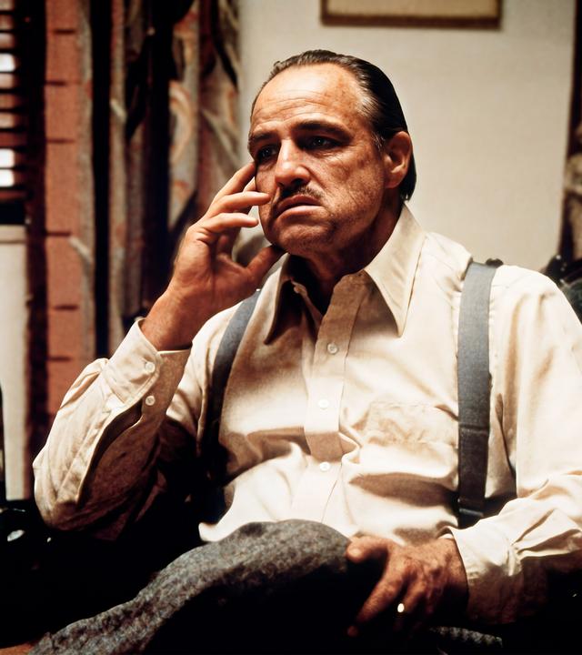 Ein Mann sitzt an einem Tisch.