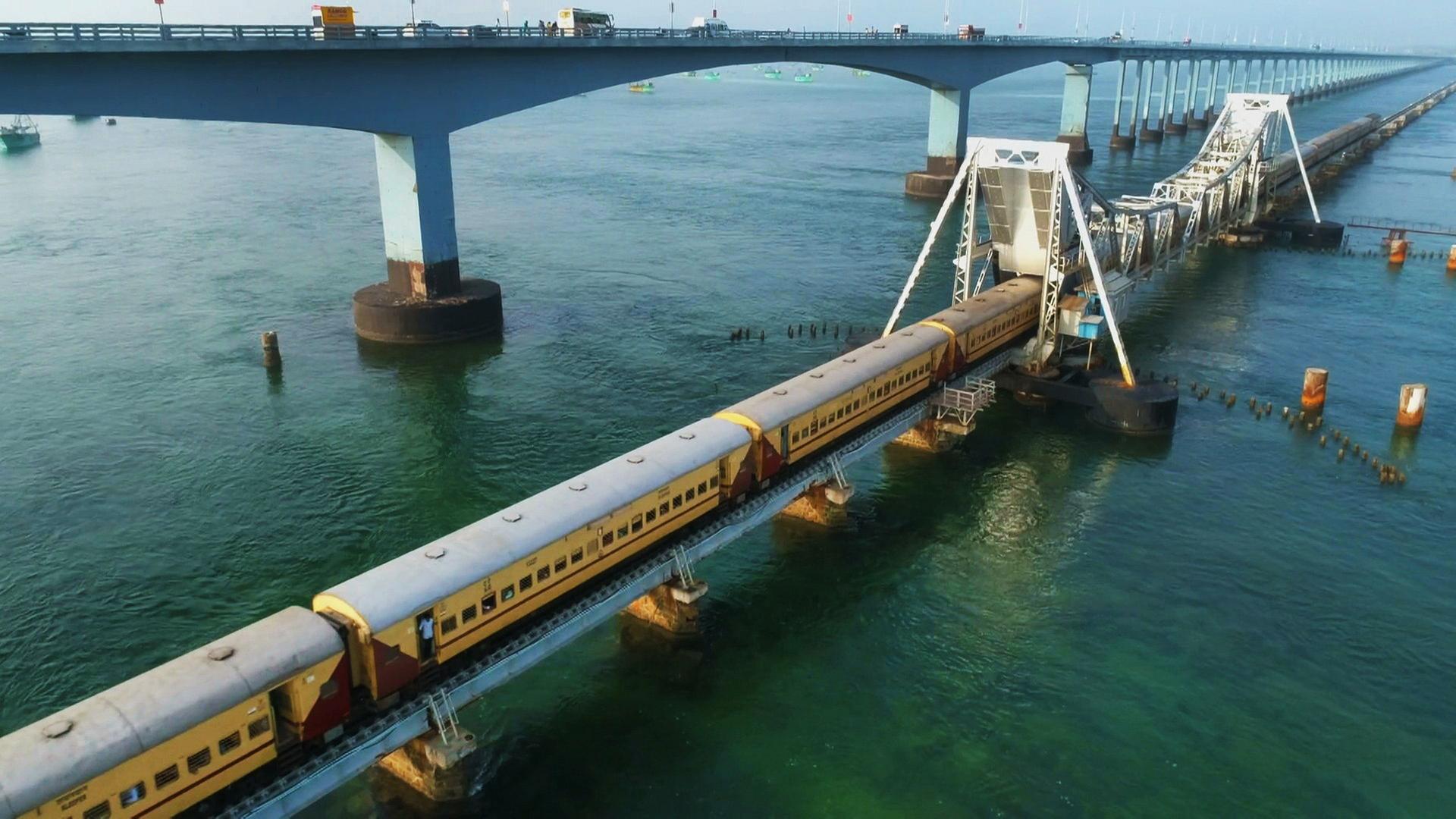 Eine Zugbrücke, die über dem Wasser verläuft