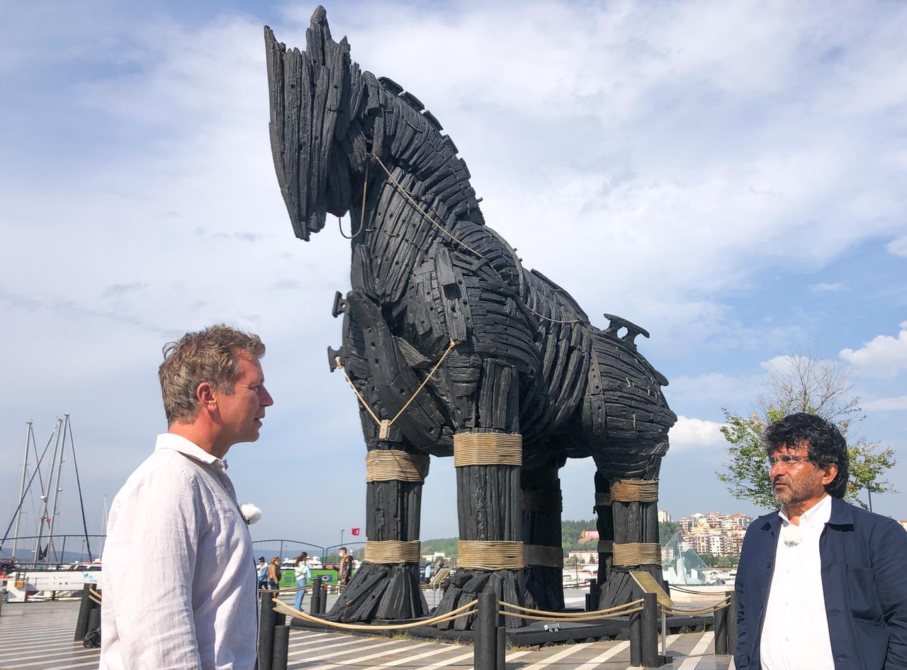 Zwei Männer vor trojanischem Pferd aus Holz