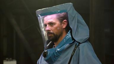 Luther Roscovitz (Klaas Heufer-Umlauf) trägt einen Schutzanzug mit Vollvisier.