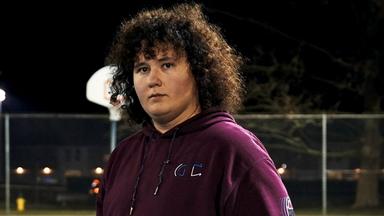 Ein junger Mann mit lockigem Haar.