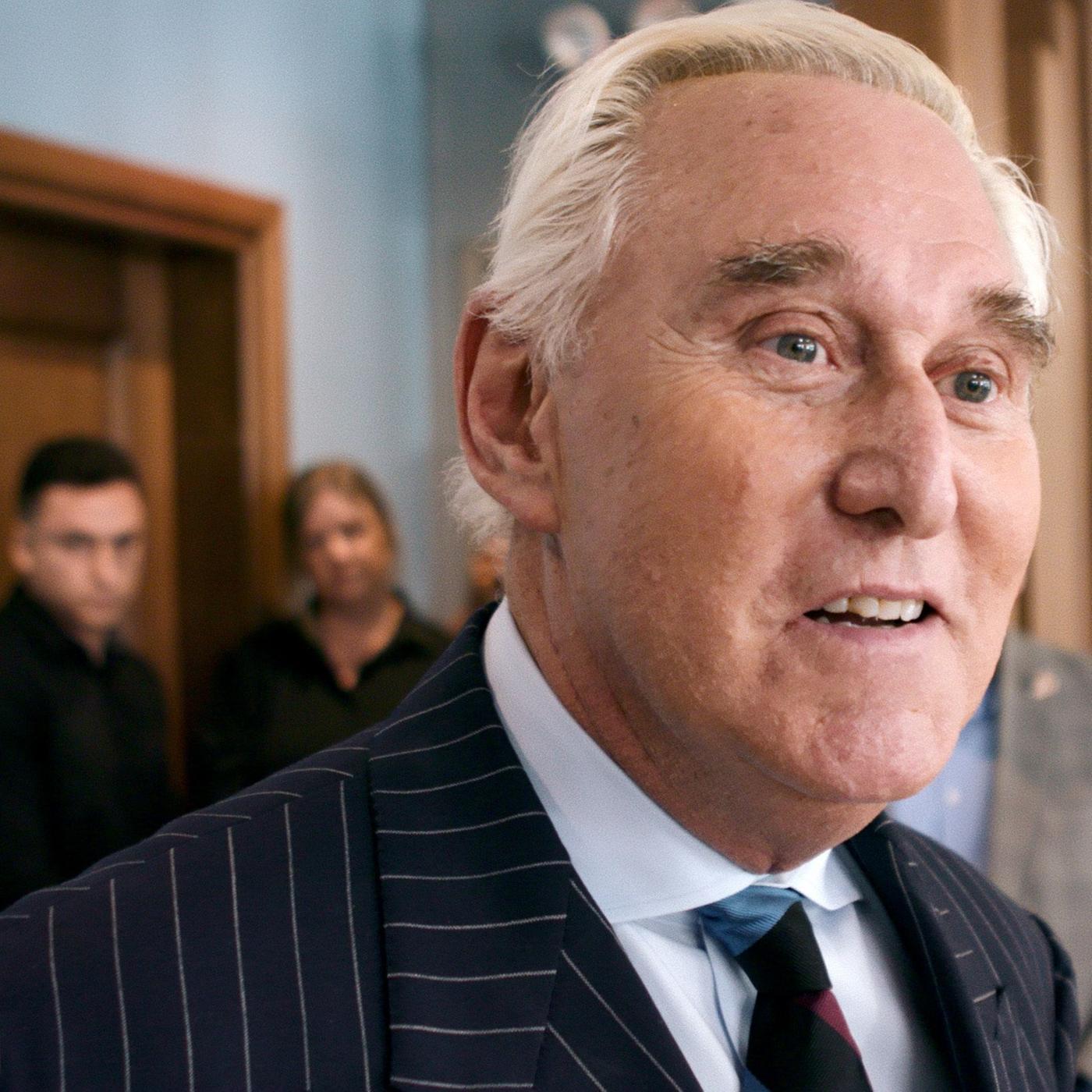 Ein älterer Herr umgeben von weiteren Menschen