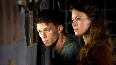 beobachtendes Paar im Dunkeln