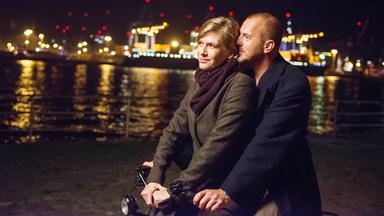 Noch ist die Welt in Ordnung: Nora (Ina Weisse) und Uli (Heino Ferch) fahren mit dem Fahrrad durch die Hamburger Nacht.