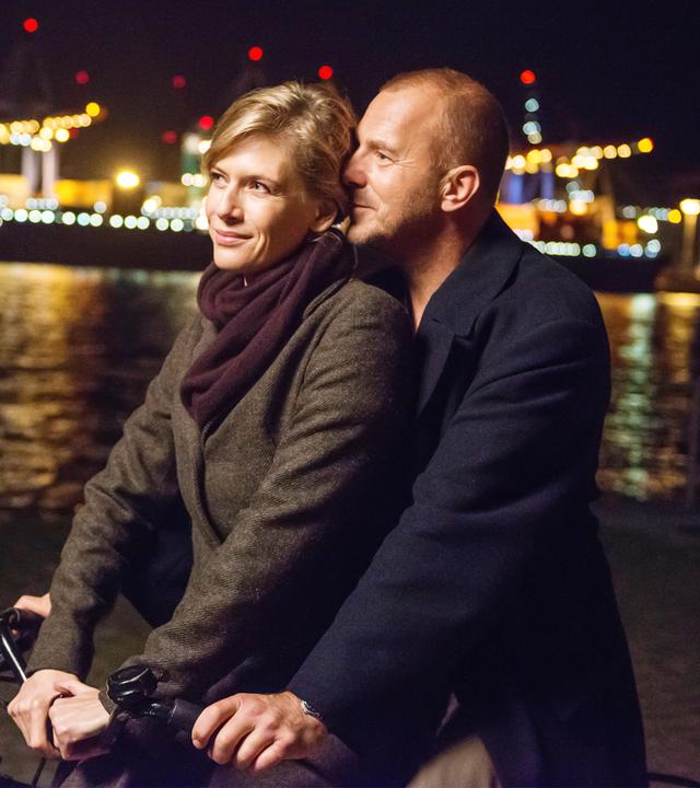 Noch ist die Welt in Ordnung: Nora (Ina Weisse) und Uli (Heino Ferch) fahren mit dem Fahrrad durch die Hamburger Nacht.
