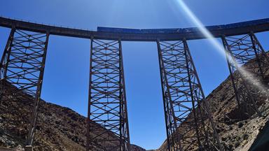 Die Höhe der Brücke wird durch die Ansicht von unten verstärkt. Der blaue Himmel im Gegenlicht unterstreicht das Gigantische.