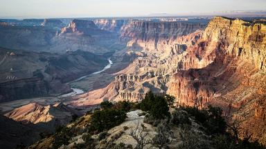 Blick von oben auf vielschichtige Tafelberge