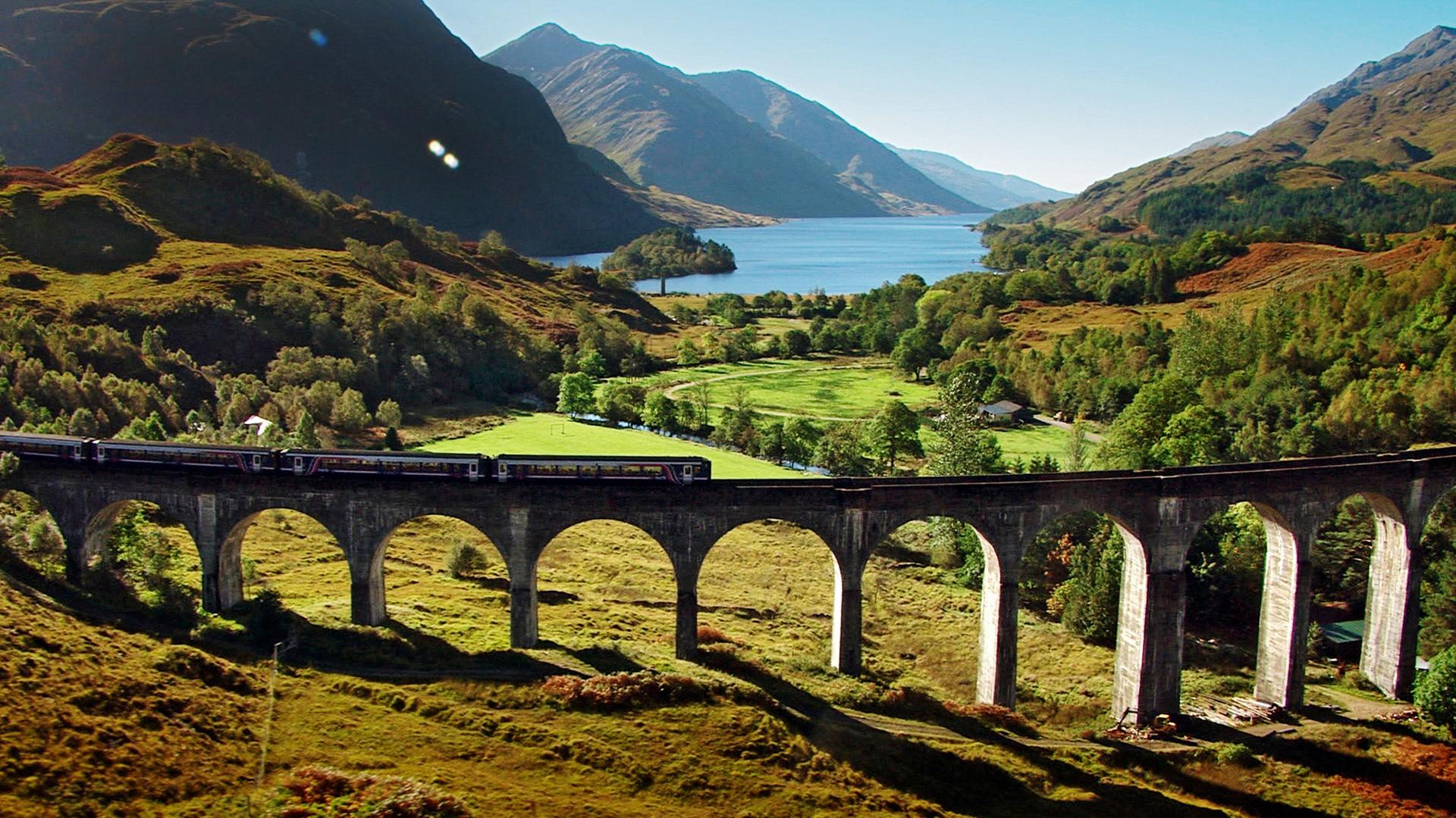 Die "Scotland Railway" führt über das Glenfinnan-Viaduct –diese Stelle ist der Höhepunkt der Strecke der West Highland Line. 