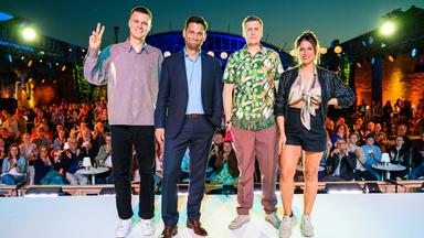 Von links: Alex Stoldt, Christian Ehring, Gastgeber Till Reiners und Negah Amiri