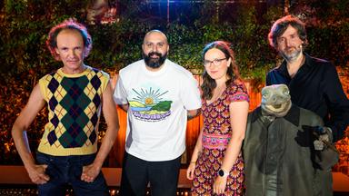 Von links nach rechts: Michael Hatzius mit Echsen-Puppe, Helene Bockhorst, Passun Azhand, Olaf Schuber