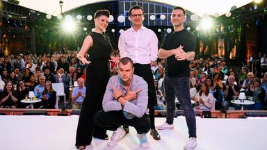 Gastgeberin Tahnee mit Moritz Neumeier und Özcan Cosar, vorne Nikita Miller