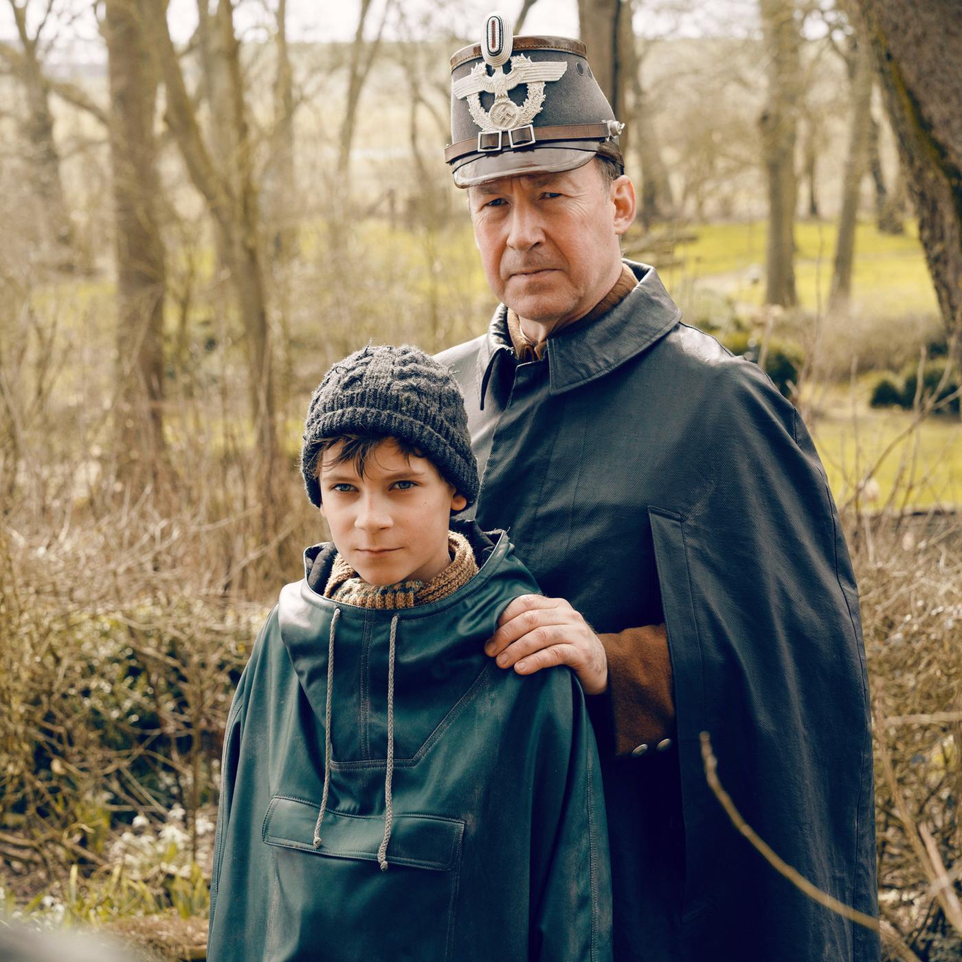 Jens Ole Jepsen (Ulrich Noethen, r.) und sein Sohn Siggi (Levi Eisenblätter, l.)