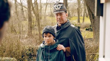Jens Ole Jepsen (Ulrich Noethen, r.) und sein Sohn Siggi (Levi Eisenblätter, l.)