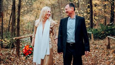 Claudia und Uwe Hand in Hand bei einem Waldspaziergang