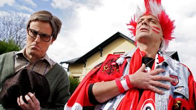 Zwei Männer stehen nebeneinander