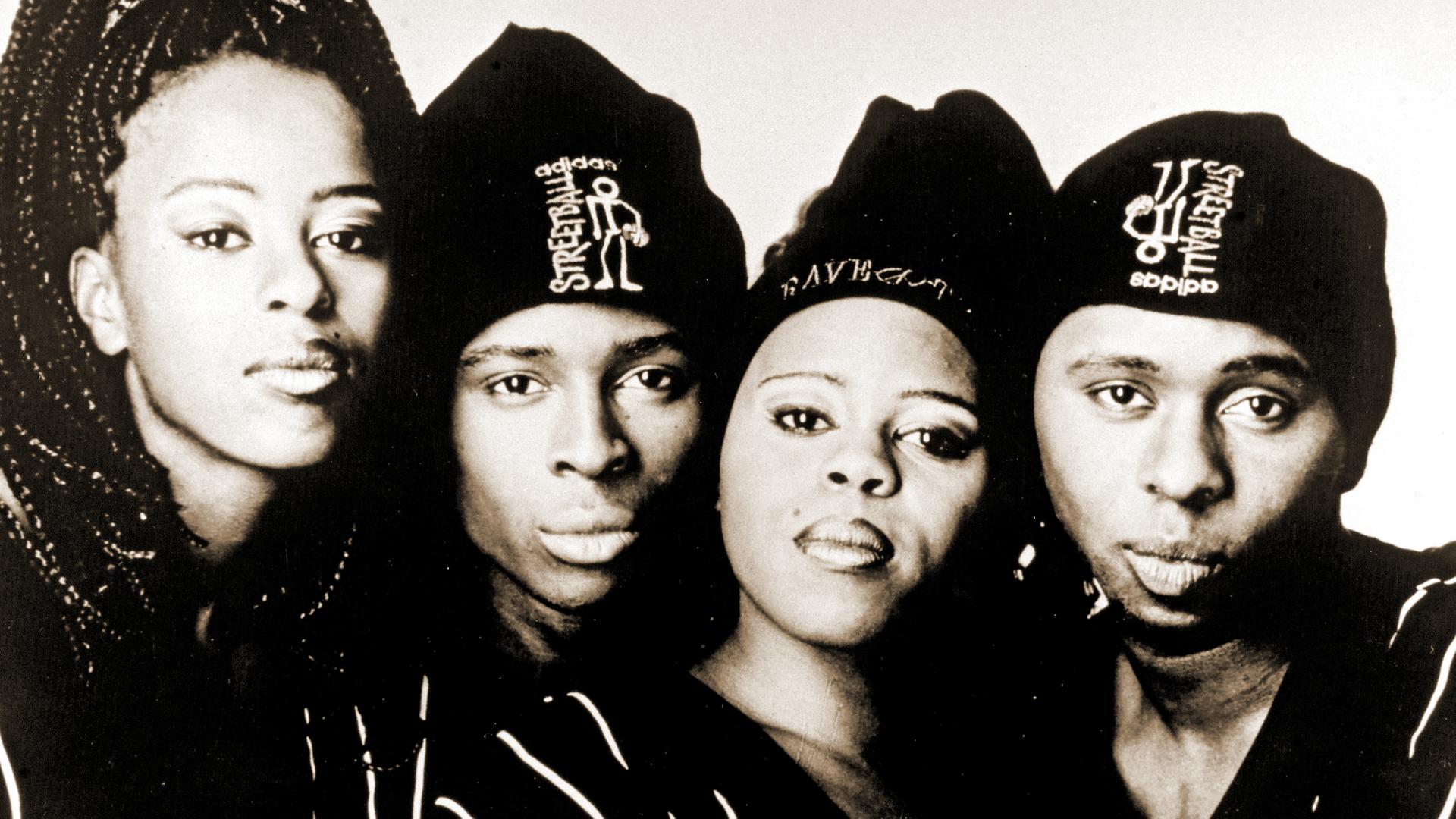 Eingefärbtes schwarz-weiß Porträt von vier jungen Menschen, zwei Frauen und zwei Männern