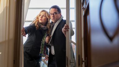 Marie-Luise (Stefanie Stappenbeck) und Vernau (Jan Josef Liefers) steigen durch ein Fenster ein.