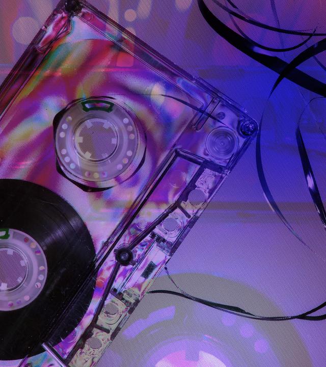 farblich atmosphärisches Foto einer transparenten Audiokassette