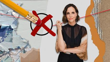 Moderatorin Maike Kühl vor einem Hintergrund auf dem ein Wahlkreuz abgebildet ist