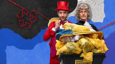 Claus von Wagner, in einem roten Anzug mit Zylinder und Fliege, und Max Uthoff, kostümiert als Isaac Newton, stehen hinter einer großen schwarzen Mülltonne, die mit gelben Säcken gefüllt ist. Im Hintergrund ist eine blau-schwarze Wand mit einem roten Recycling-Symbol abgebildet.