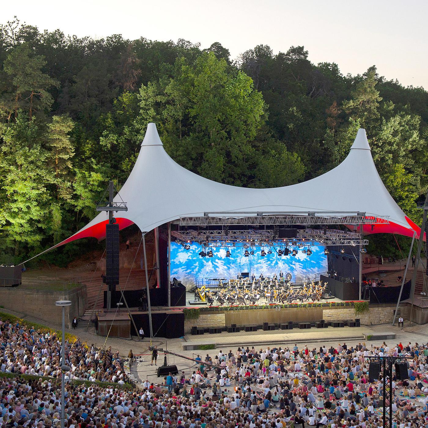 Blick von oben auf die Waldbühne und das volle Publikum