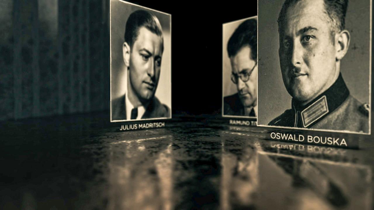 Animation: Historische Fotos dreier Männer auf einer Fläche wie Wände aufgestellt