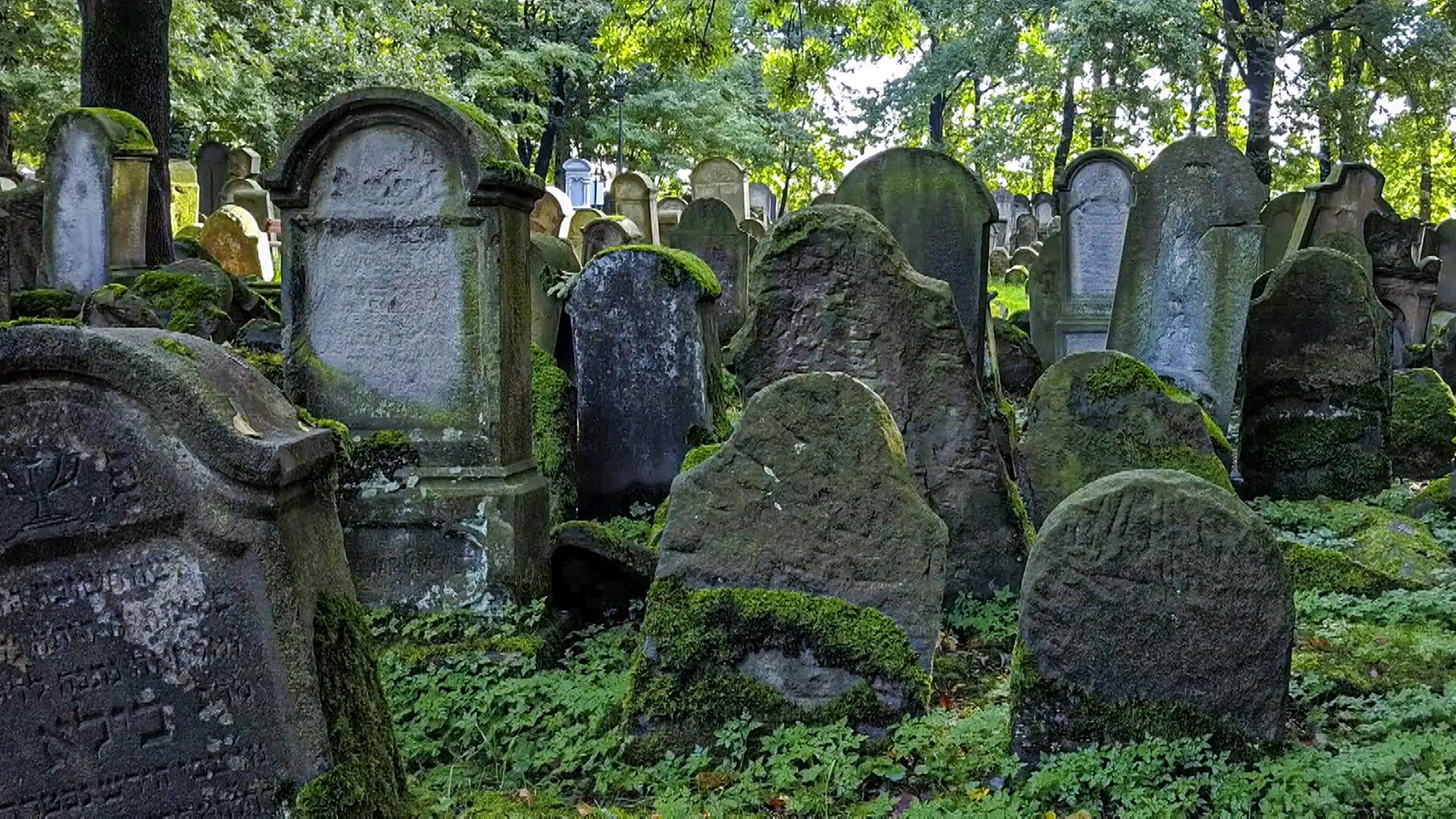 Blick auf einen Friedhof mit verwitterten Steinen
